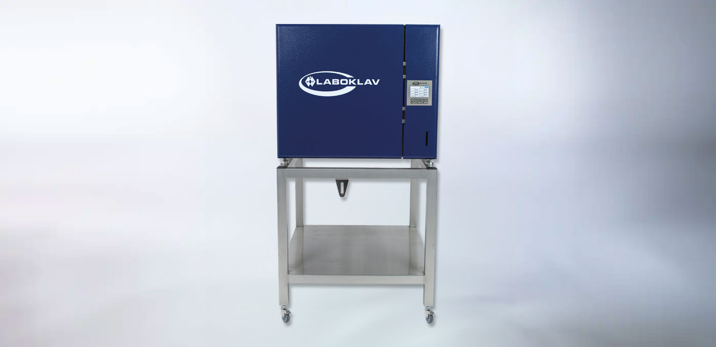 Frau bedient Sterilisationsautomat