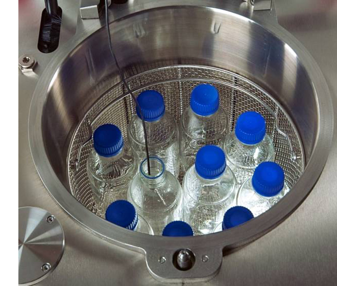 Durch einen Referenzfühler in einem Referenzbehälter wird die Sterilisationstemperatur regelmäßig gemessen, um eine optimale Sterilisation von Flüssigkeiten zu gewährleisten.