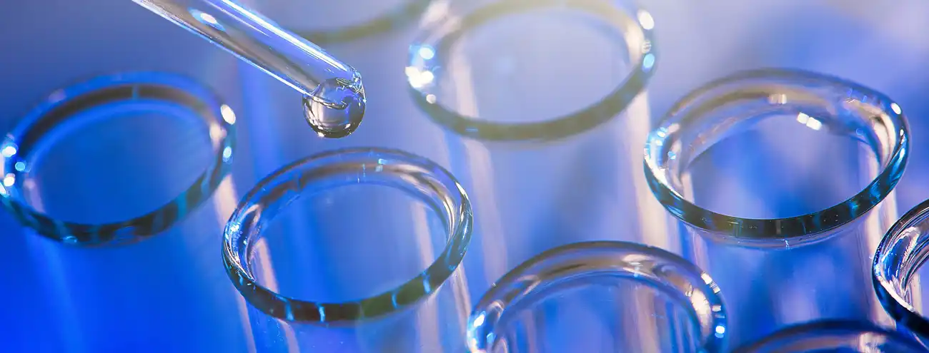 Pipetas y tubos de ensayo varias pipetas y tubos de ensayo sobre fondo azul